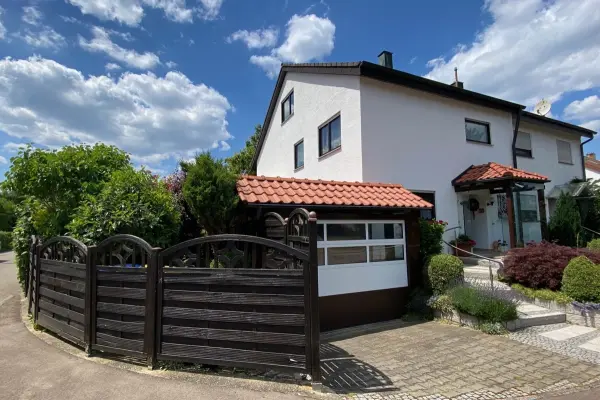 Ansichtder Immobilien: Großzügige Doppelhaushälfte mit tollem Garten! (Titelbild)