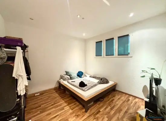 Zimmer 1der Immobilien: Charmante Altbauwohnung in zentraler Lage – Perfekt für Paare und Kapitalanleger (Foto)