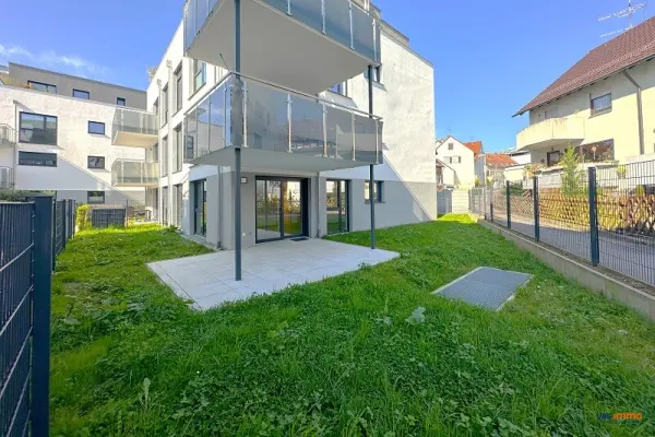 Ansicht Gartenseite der Immobilie: Sofort einziehen: Neuwertige ETW mit Garten u. TG-Stellplatz (Titelbild)