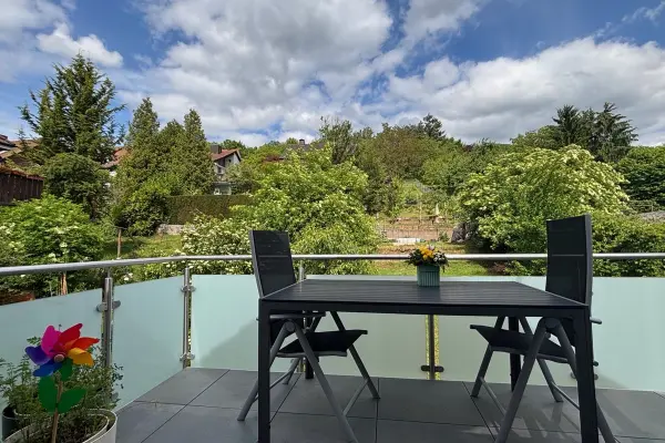 Balkon der Immobilie: Neuwertige 3-Zimmer-Dachgeschoss-Wohnung mit Garage und Hobbyraum! (Titelbild)
