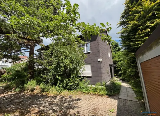 Hausansicht der Immobilie: Eine Grüne Oase im Zentrum von Stuttgart - Vaihingen - 2- bis 3- Familienhaus oder Bauplatz (Foto)