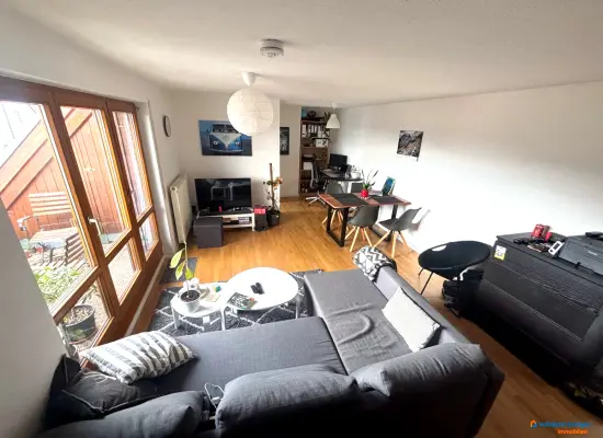 Wohnzimmer der Immobilie: Fernblick inklusive: Stilvolle 1,5 Zimmer Maisonette in Stuttgart (Foto)