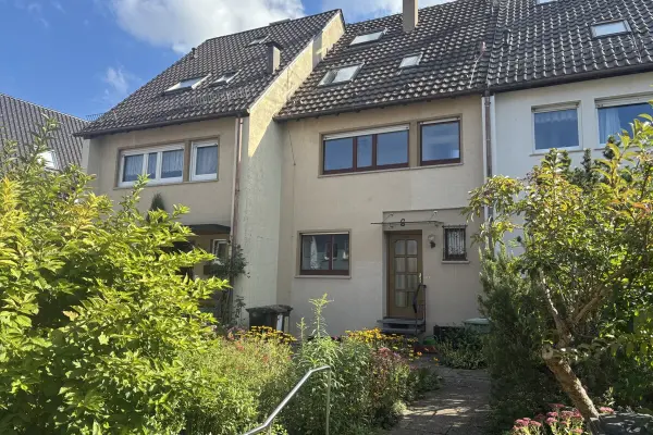 Ansicht der Immobilie: Viel Platz für Familien - Gepflegtes RMH in Kernen-Stetten (Titelbild)