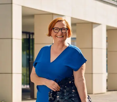 Frau in geschäftlichem Kontext, stehend