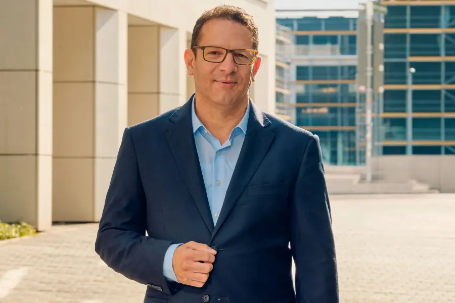 Mann im geschäftlichen Kontext, stehend vor einem Gebäude
