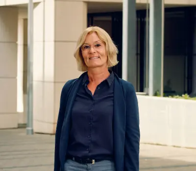 Frau in geschäftlichem Kontext, stehend