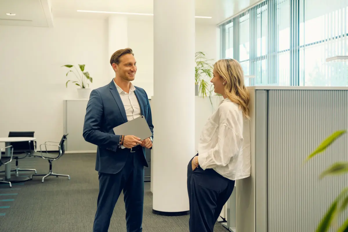 Mann und Frau in Arbeitssituation