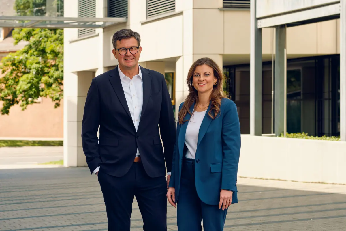 Mann und Frau im Anzug, geschäftlicher Kontext