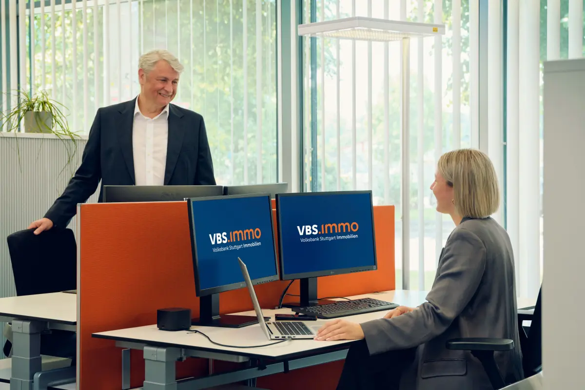 Mann und Frau in Arbeitssituation